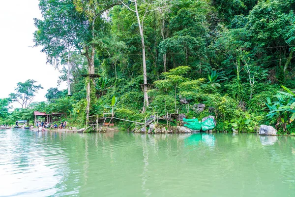 Vangvieng, laos 13. Mai 2017: Touristen genießen die blaue Lagune — Stockfoto