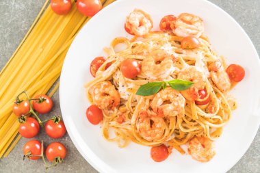 Spagetti karides, domates, fesleğen ve peynir ile 