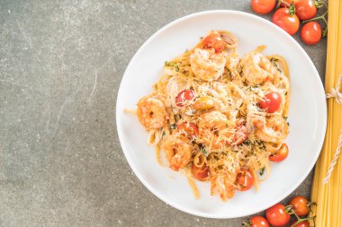 Spagetti karides, domates, fesleğen ve peynir ile 