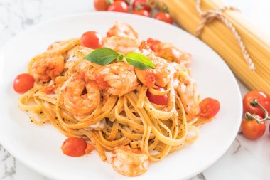 Spagetti karides, domates, fesleğen ve peynir ile 