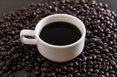 Kahve fincanı ve fasulye