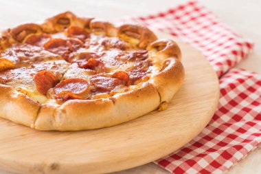 Ev yapımı biberli Pizza ahşap plaka üzerinde