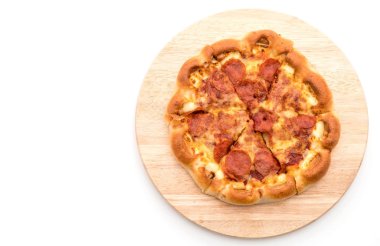 Beyaz zemin üzerine ev yapımı biberli Pizza 