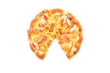 Beyaz arka plan üzerinde izole hawaiian deniz ürünleri pizza 