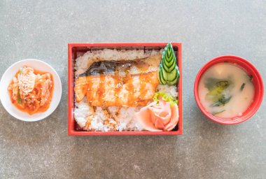 Teriyaki somon kutusunu küme üst pirinç