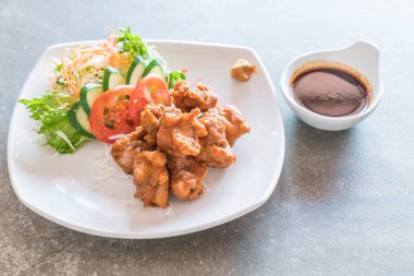 kızarmış piliç tonkatsu sos ile