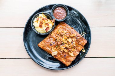 Izgara kaburga domuz barbekü sosu ile