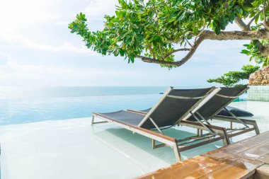 Güzel lüks şemsiye ve sandalye etrafında Açık Yüzme Havuzu