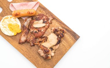 ahşap plaka üzerinde ızgara biftek mix