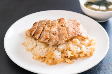 Teriyaki domuz miso çorbası ile tepesinde pirinç
