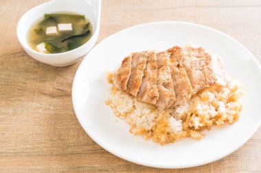 Teriyaki domuz miso çorbası ile tepesinde pirinç