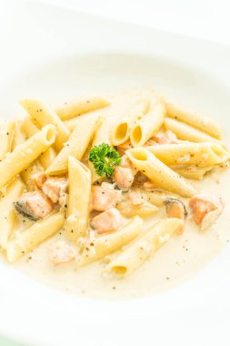 Penne carbonara makarna somon ile