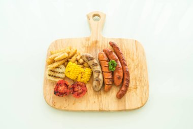 ızgara sosis mix sebze ve patates kızartması ile