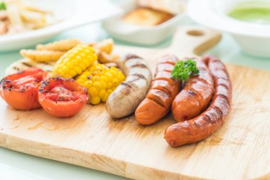 ızgara sosis mix sebze ve patates kızartması ile