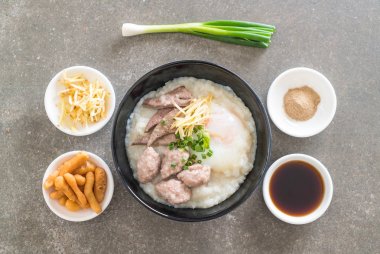 domuz eti ve yumurta ile pirinç lapası