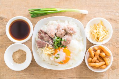 domuz eti ve yumurta ile pirinç lapası