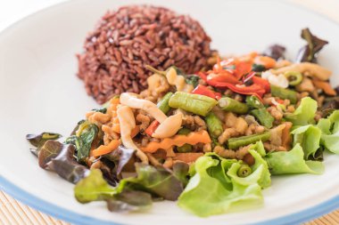 Berry pirinç tavada kızartılmış soya protein ve fesleğen ile 