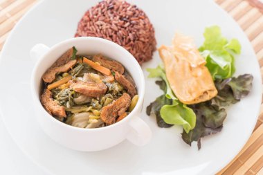 Çin sebze güveç ve tofu berry pirinç 