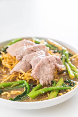 Çin brokoli ve domuz eti gevrek yumurta noodles