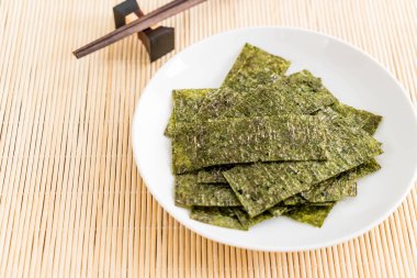 plaka üzerinde kurutulmuş yosun