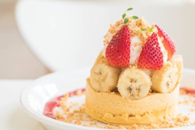 sıcak kek krem, çilek, muz ve tanımlama bilgisi ile harap 