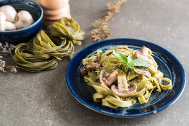 Mantarlı ıspanak fettuccine