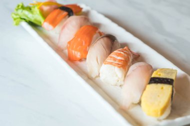 Ham ve taze nigiri suşi beyaz plaka 