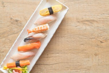 Ham ve taze nigiri suşi beyaz plaka 