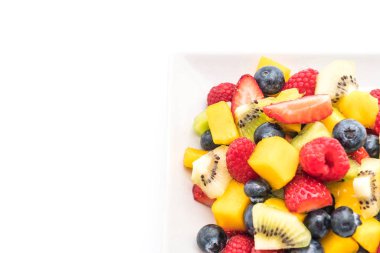 karışık taze meyve (çilek, ahududu, yaban mersini, kivi, mang