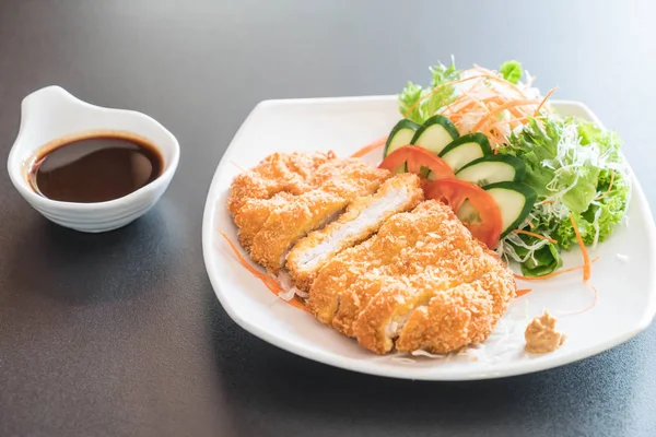 Gebratenes Schweineschnitzel mit Gemüse — Stockfoto