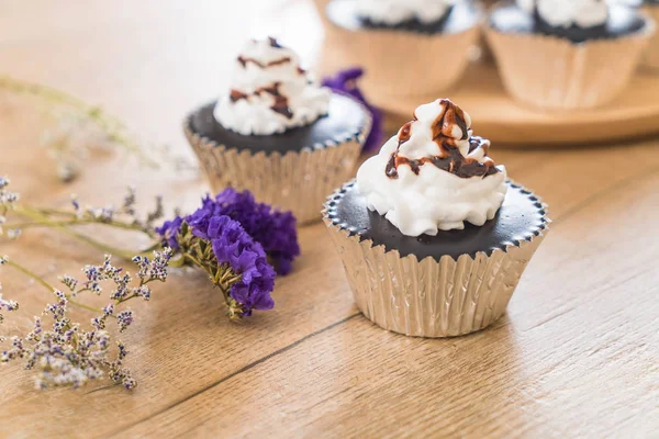 Bolo copo de chocolate com chantilly — Fotografia de Stock