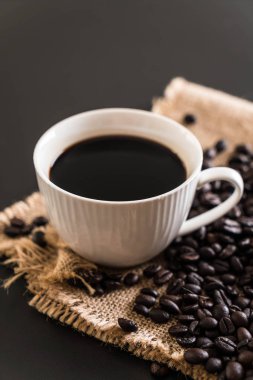 Kahve fincanı ve fasulye