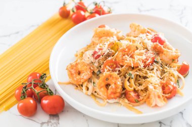 Spagetti karides, domates, fesleğen ve peynir ile 