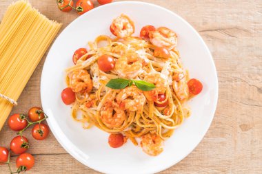 Spagetti karides, domates, fesleğen ve peynir ile 