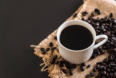 Kahve fincanı ve fasulye