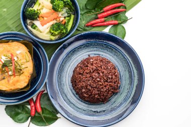 Haşlanmış balık köri ile yapıştırın ve pirinç berry