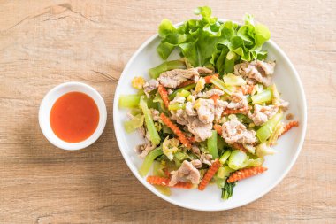 Tavada kızartılmış Shanghai Noodle domuz eti ile