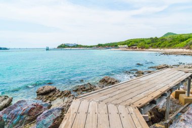 Güzel tropikal beach Koh Larne Patta içinde adlı ile tahta köprü