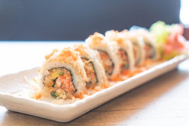 suşi roll maki tempura