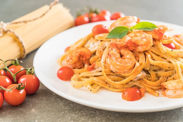 Spagetti karides, domates, fesleğen ve peynir ile 