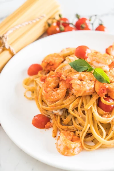 Spaghetti med räkor, tomater, basilika och ost — Stockfoto