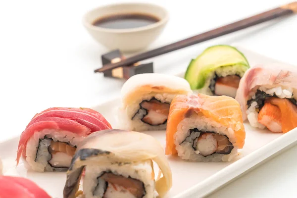 Rollo de sushi mezclado - estilo de comida japonesa — Foto de Stock