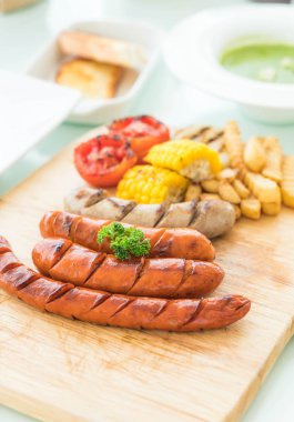 ızgara sosis mix sebze ve patates kızartması ile