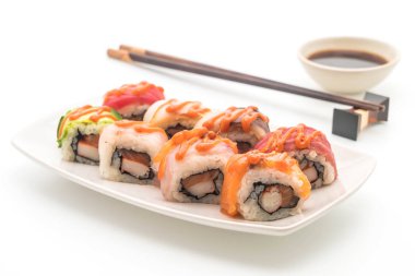 karışık suşi rulo ile baharatlı sos - Japon gıda tarzı