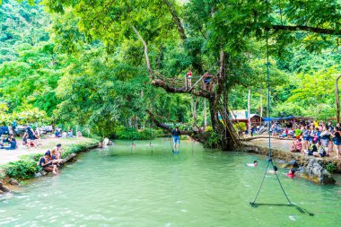 Vangvieng, Laos 13 Mayıs 2017: Turist Blue Lagoon tadını çıkarın