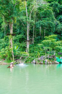 Vangvieng, Laos 13 Mayıs 2017: Turist Blue Lagoon tadını çıkarın