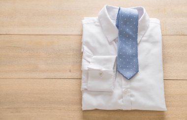 gömlek kravat ile