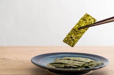 plaka üzerinde kurutulmuş yosun