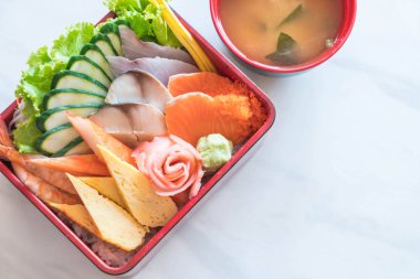 Pirinç bento kutusunda Ham taze sashimi