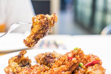 Baharatlı soslu kızarmış tavuk